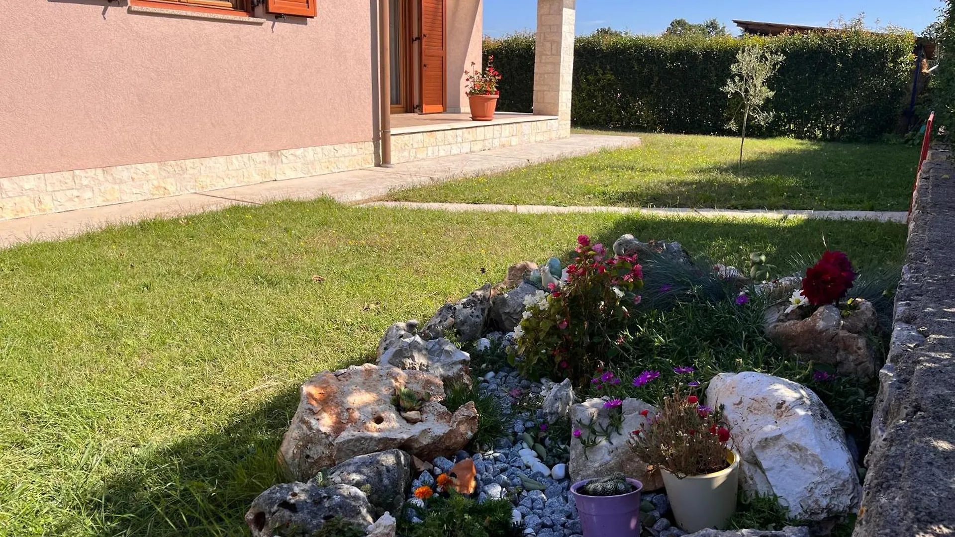 Villa Mirela With A Comfortable Garden And Pool Grandići