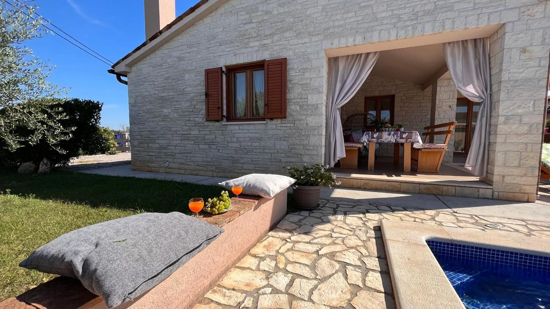 Villa Mirela With A Comfortable Garden And Pool Grandići