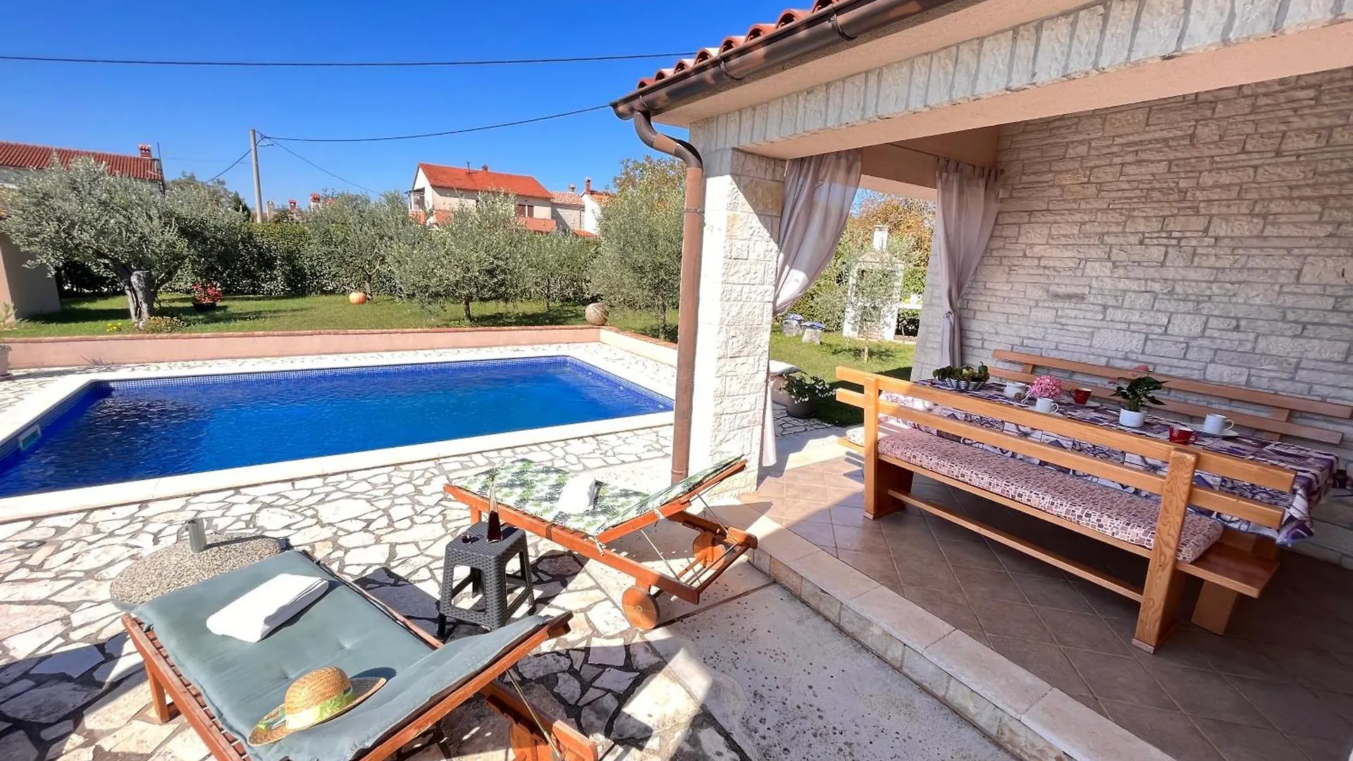 Villa Mirela With A Comfortable Garden And Pool Grandići