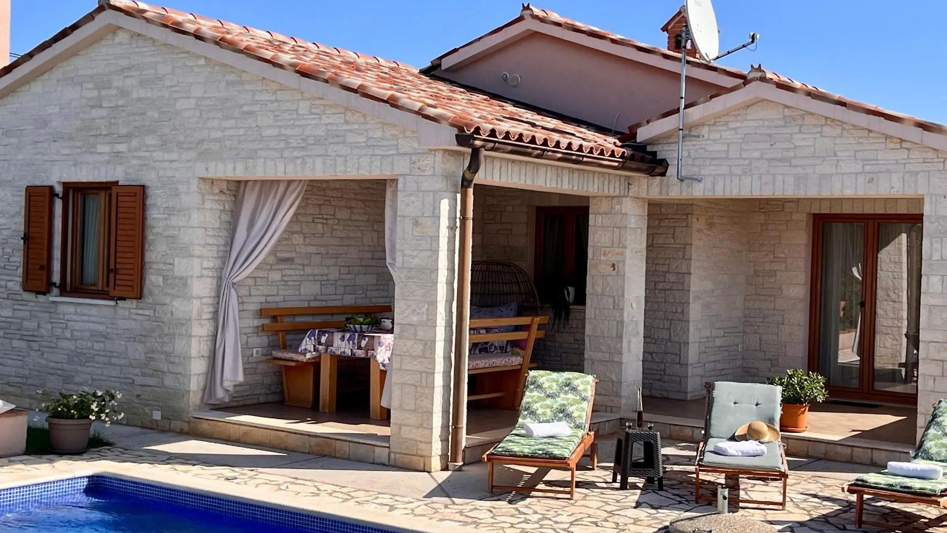 Villa Mirela With A Comfortable Garden And Pool Grandići